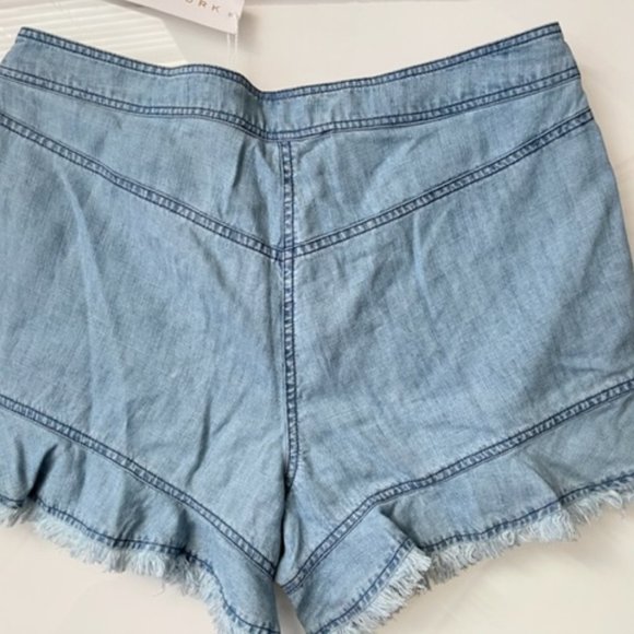 Trina Turk Chambray rayed shorts - Picture 2 of 3